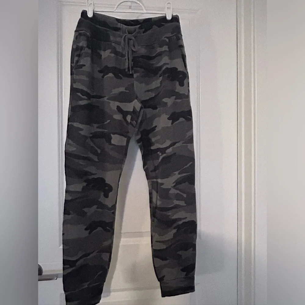 SPLENDID •  Green Camouflage Sweat Pants • Med • - Picture 2 of 12
